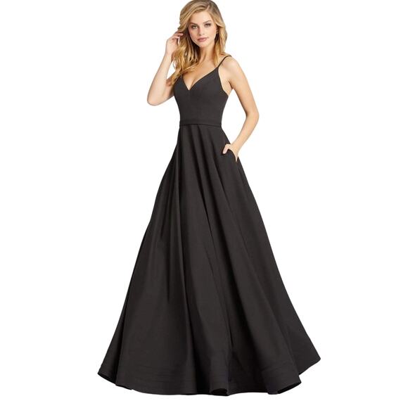 Mac Duggal IEENA NWT V-Neck Crepe Ball Gown Size 8 Tulle Skirt Black Pockets - Picture 1 of 11